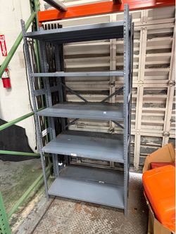 Used shelvings for storage / tables para estantes