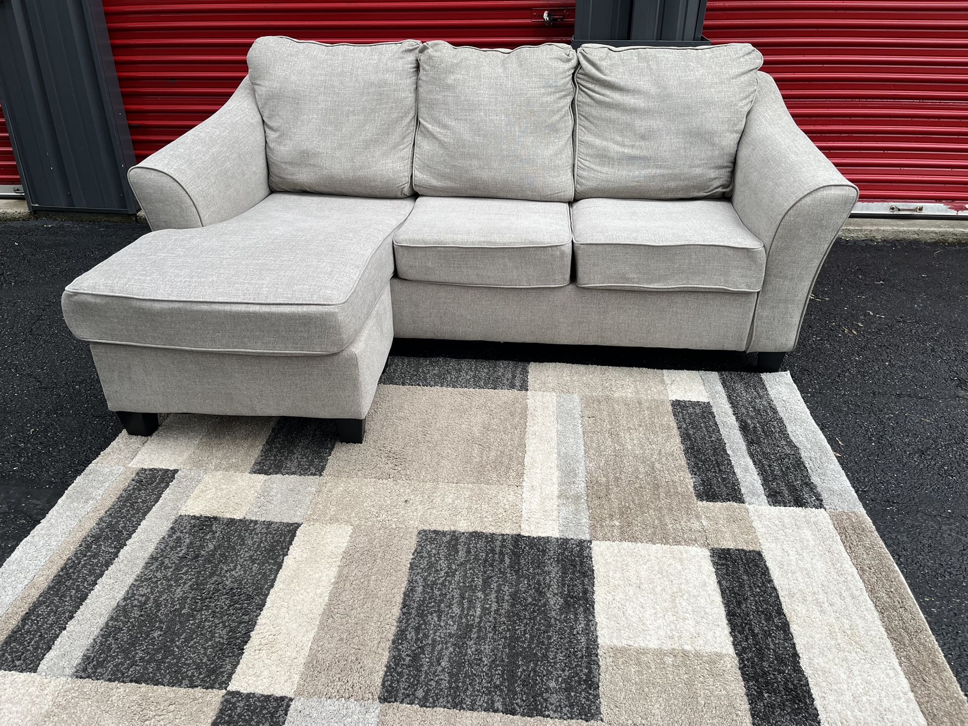 Sectional Reversible Couch!! Delivery Available 🚚!! Dimensions: 92” Length x 37” Height x 40”Depth ( 63” Depth Longer Section)