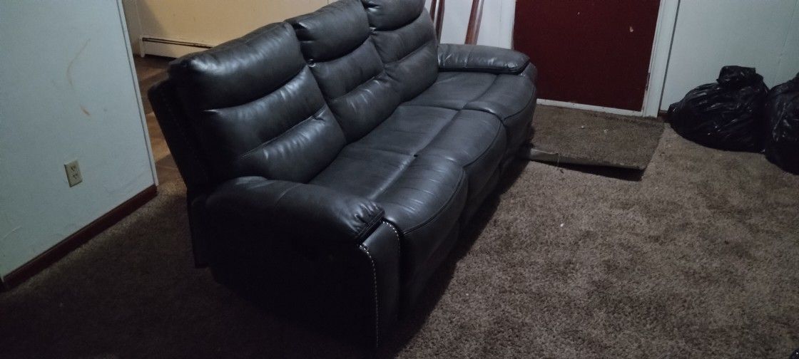 NICE LEATHER COUCHES!
