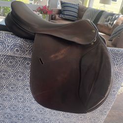 English jump saddle