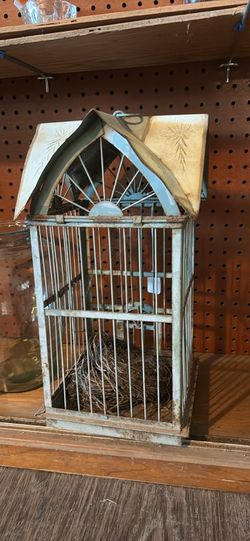 Adorable petite birdhouse, it is antique