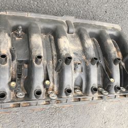 03-05 BMW Z4 E85 E86, 01-05 E39 325i X3 E83 E46 E60 E61 M54 Engine Air Intake Manifold   Part : 04  Coming from 2005 BMW Z4 e85 . In good worki