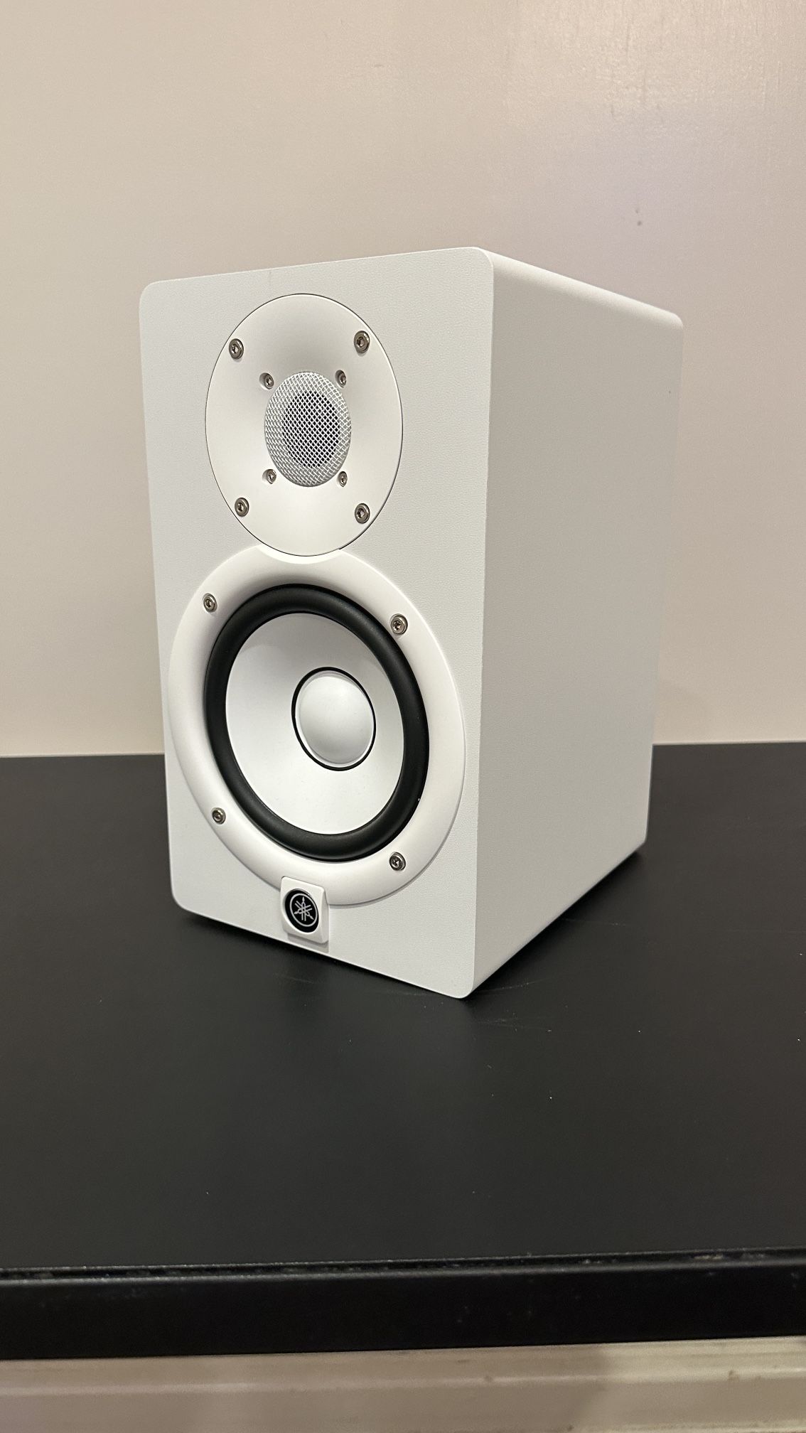 ONE SPEAKER YAMAHA HS5 Powered Studio Monitor Speaker