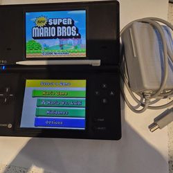 Nintendo DSi Black Handheld Gaming Console   w/charger & Stylist Plus Super Mario Game