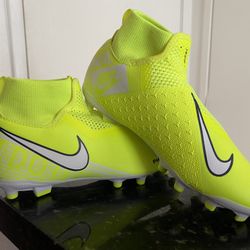 Nike Kids Cleaks Size 4