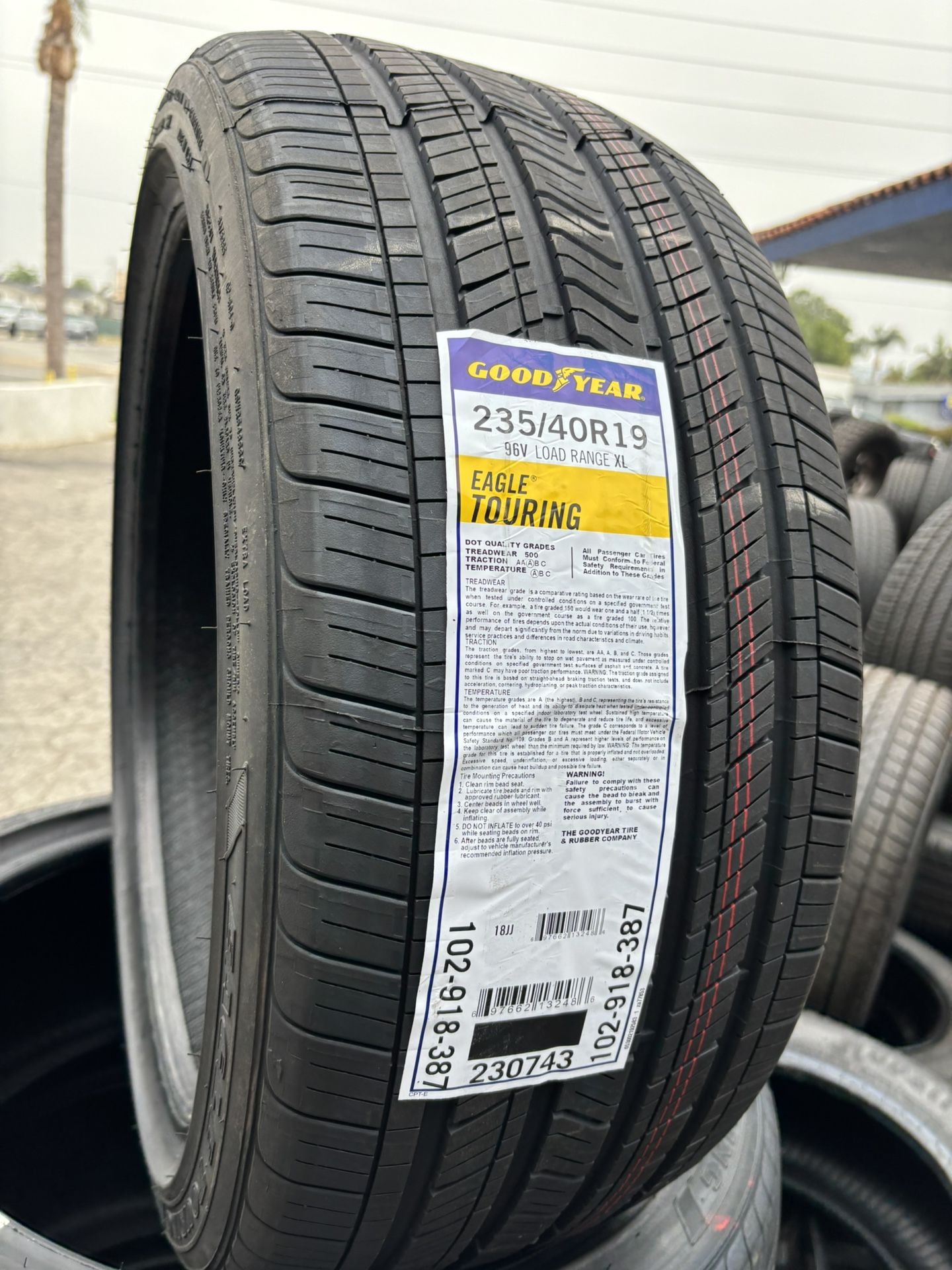 235/40/19. GOODYEAR. TOURING.