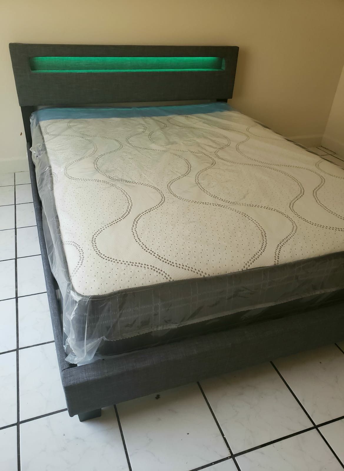 NEW QUEEN MATTRESS AND BOX SPRING 😉 100% QUALITY & CONFORM 👌
