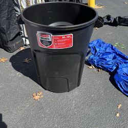 Rubbermaid Roughneck 32 Gallon Black Trash can