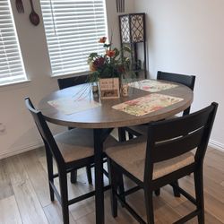 Dining Room Table/4Chairs