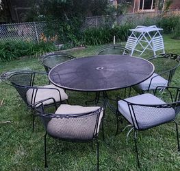 Wrought iron 7 pieces patio set, very solid..