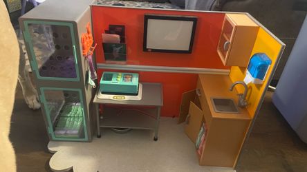 American girl doll vet clinic and accesories
