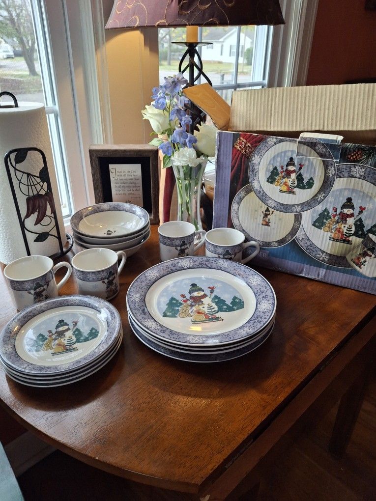 Gibson Christmas Dishes Frosty Wonder 16 Pcs Serves 4  NEW n BOX