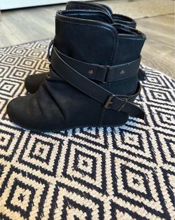 dark grey wedges with a layered buckle