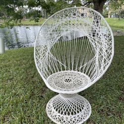 Beautiful Vintage Russell Woodard Peacock Chair