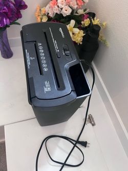 Amazon Basics 8-sheet paper shredder