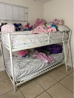 Twin bunk bed