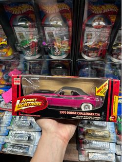 MUSCLECARS 1/24 PANTHER PINK 1970 DODGE CHALLENGER T/A JOHNNY WHITE LIGHTNING