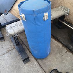 Punching bag and bloxing gloves, tapnnn📲📲📲