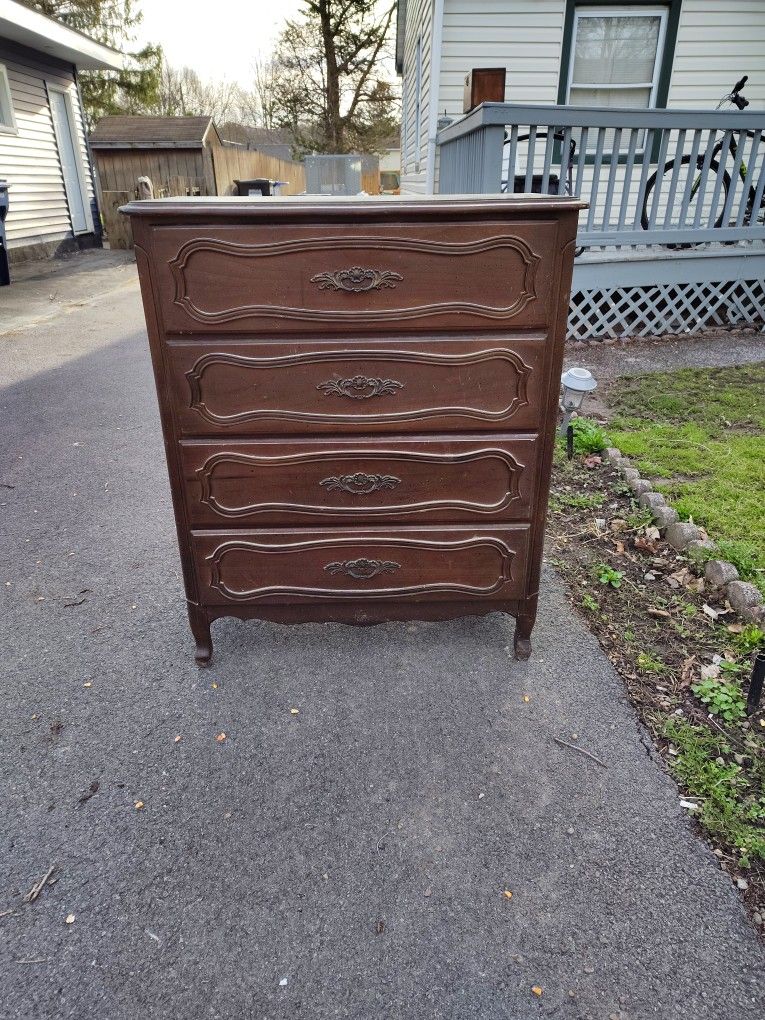 Amtrak Dresser.Dove Tail https://offerup.com/redirect/?o=Sm9pbnRzLkxpa2U= New.