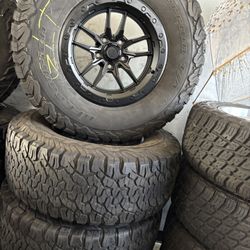 Bendo Un Set De Rines Nuevos Con Llantas Usadas Para Jeep 