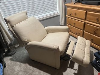 80’s Vintage Cream Recliner