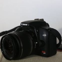 Canon Rebel XS digital SLR camera with EF-S 18-55mm f/3.5-5.6 IS lens, charger, battery, SD card。