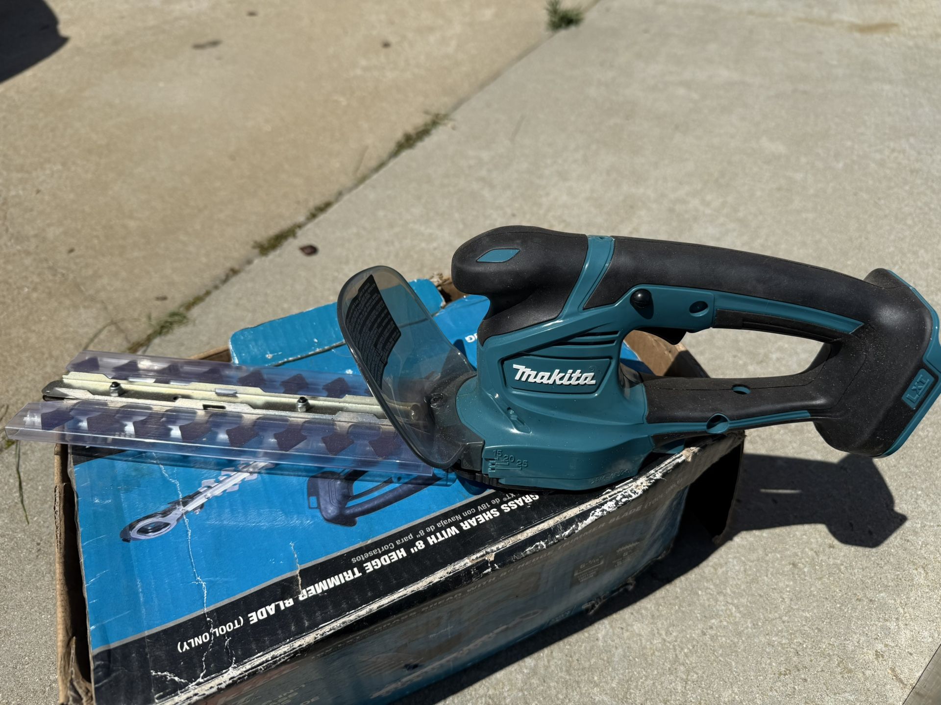 Makita LXT 18V Lithium-Ion Cordless Grass Shear with Hedge Trimmer Blade