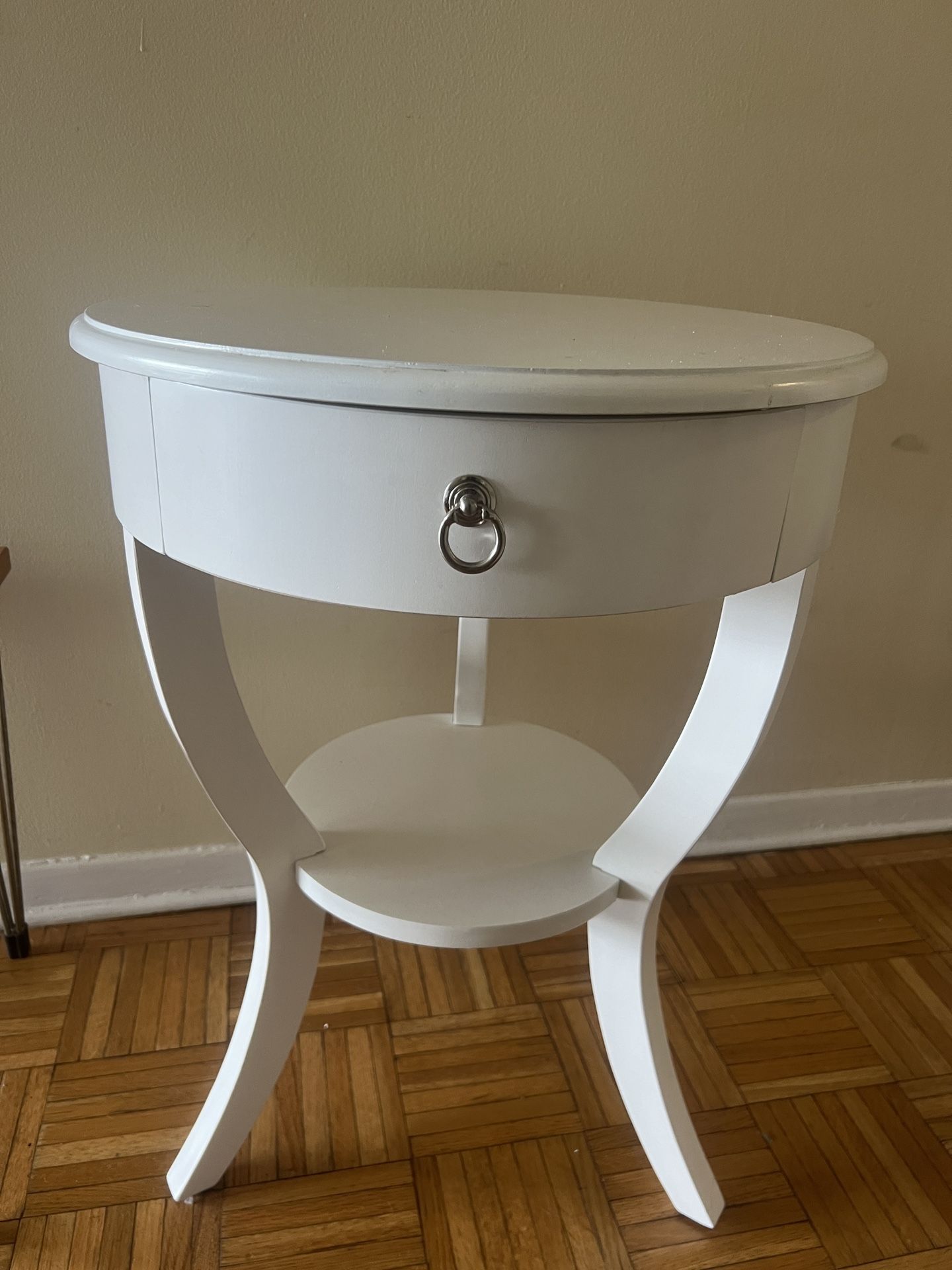 ROUND SIDE TABLE -white