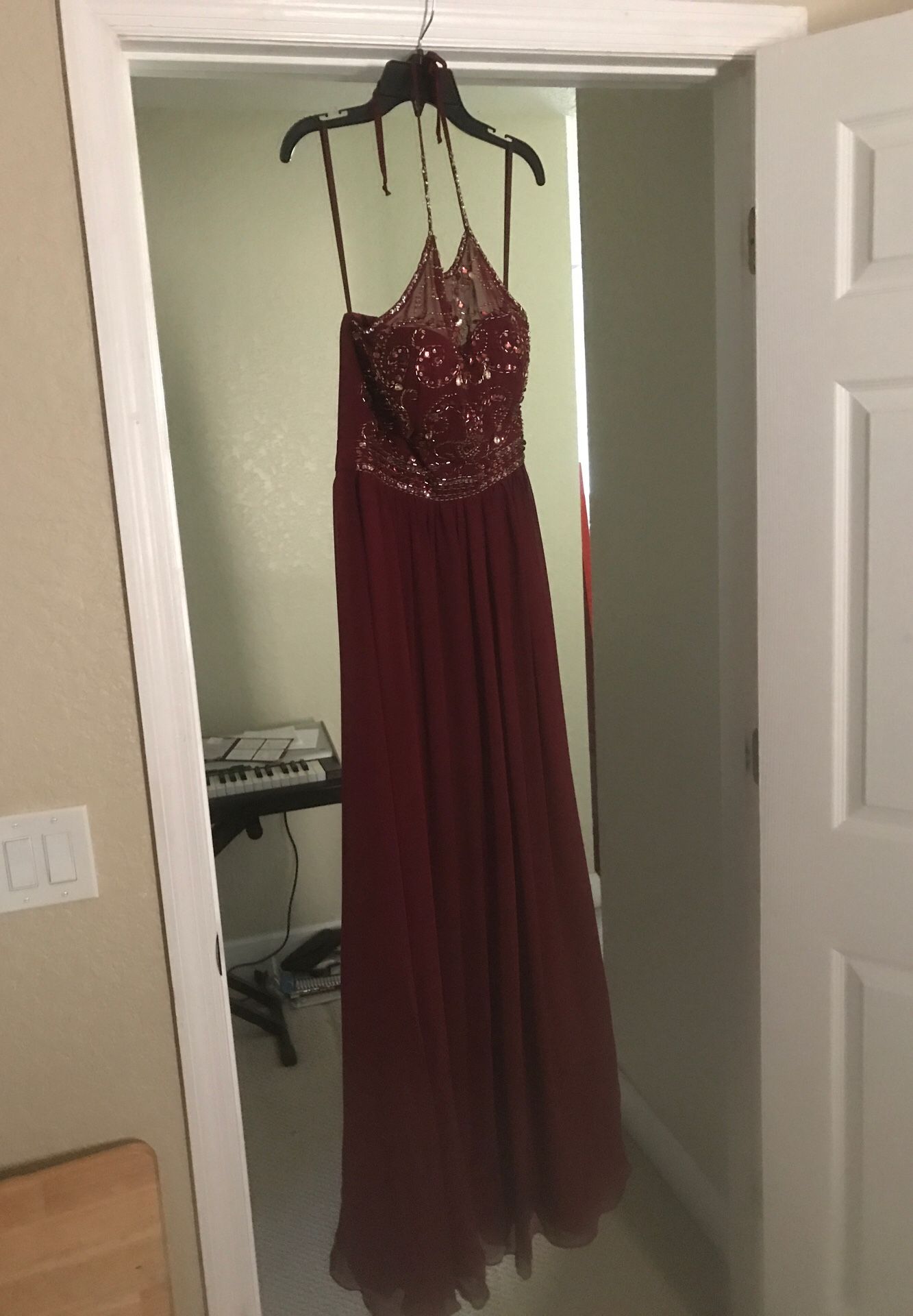 Brand New burgundy dress size 5/6. Only Worn once