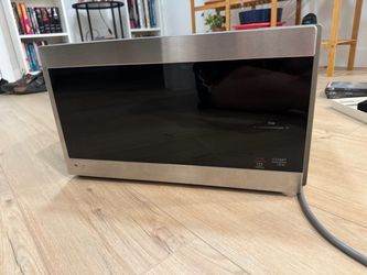 LG MICROWAVE (gently used and clean)