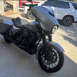 2019 Harley Davidson Street Glide - 7k Miles 