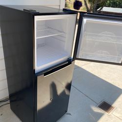 Magic Chef Refrigerator / Freezer: Very Cold