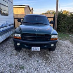 2000 Dodge Dakota Crew Cab 4x4 V8 $1,800 OBO non running.