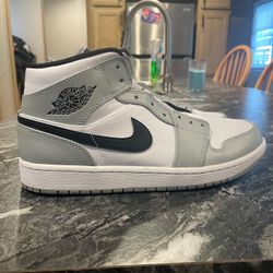 Jordan 1 Mid Light Smoke Free 