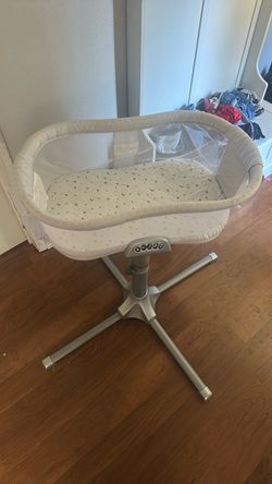 Halo baby bassinet with vibration and music