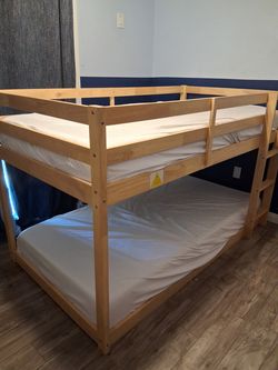 Twin bunk bed