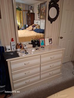 Small dresser 2 matching end tables.