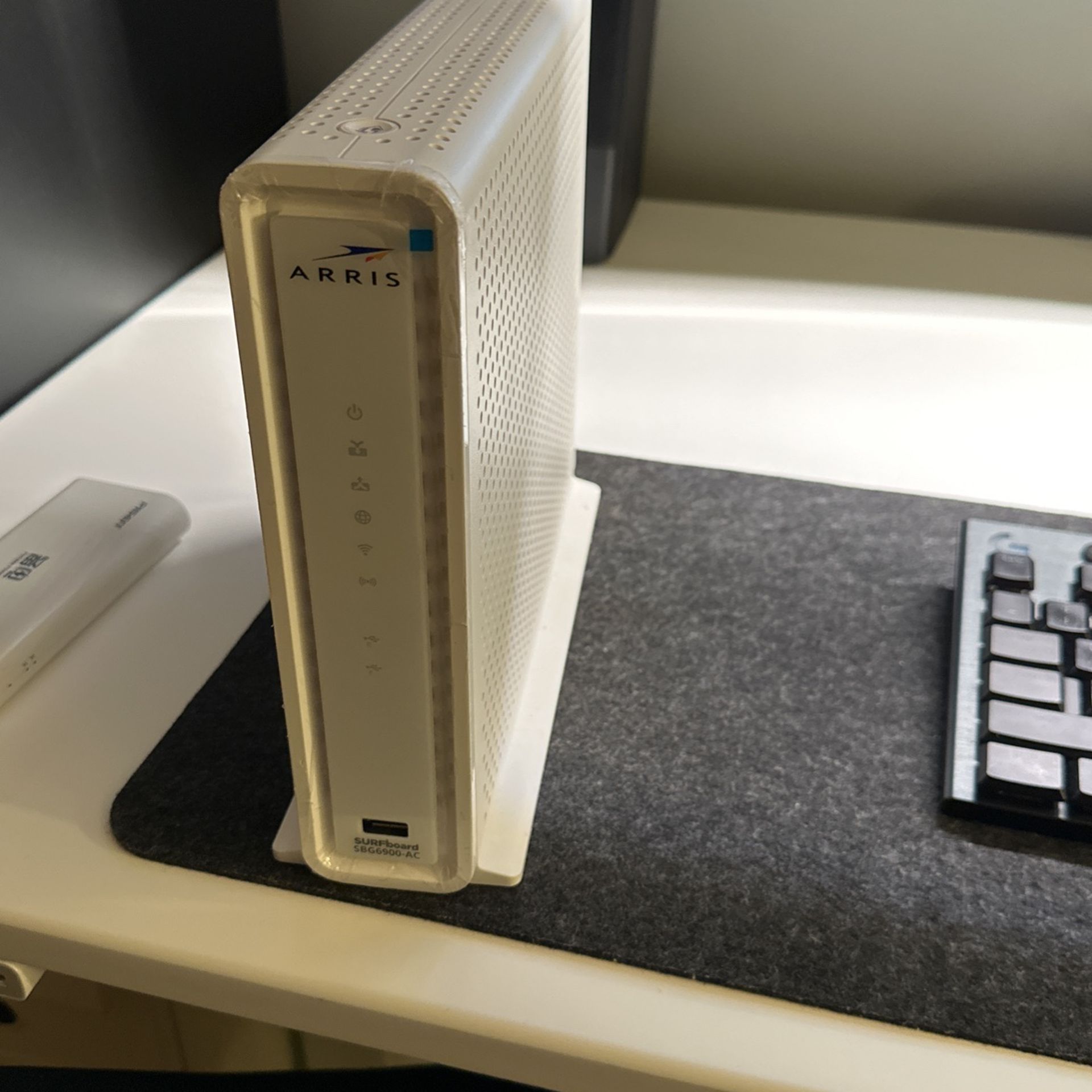 ARRIS SURFboard SBG6900AC Docsis 3.0 16x4 Cable Modem/ Wi-Fi AC1900 Router