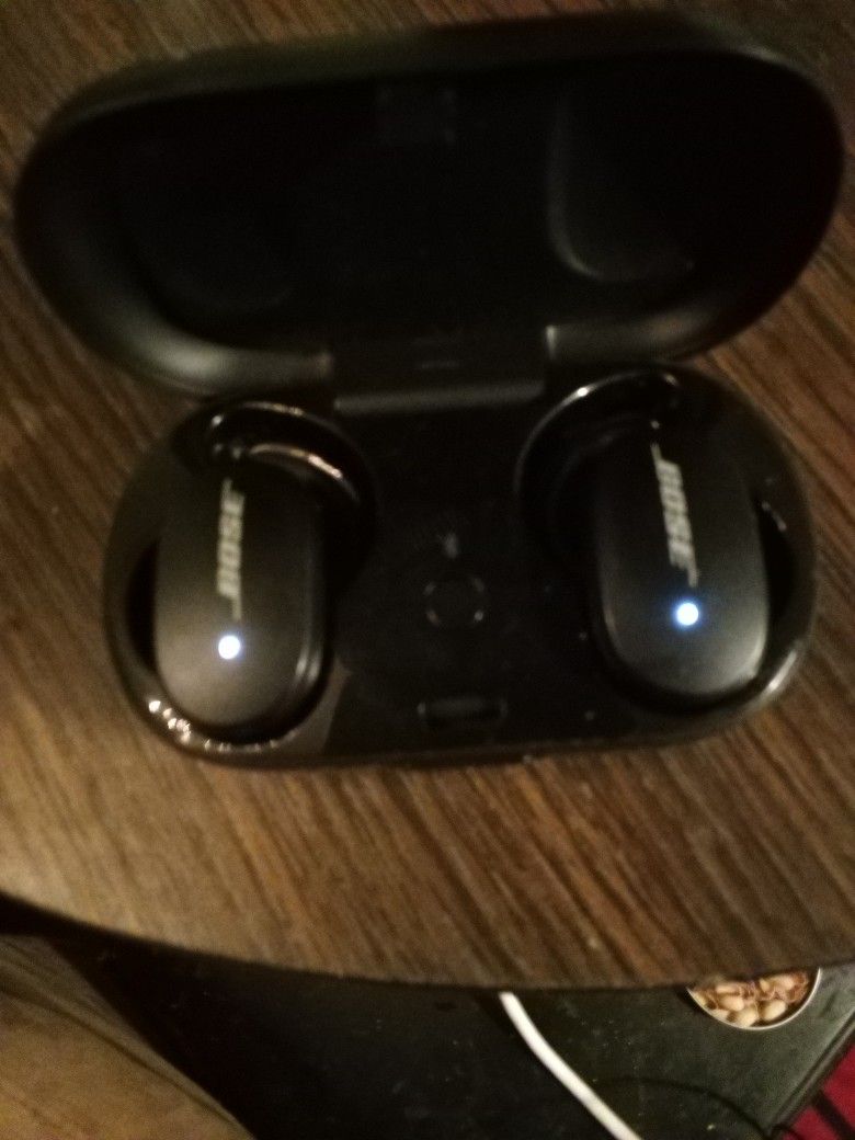 Black Bluetooth Bose Earbuds 