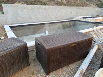 Storage containers