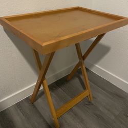 Foldable wood magazine table