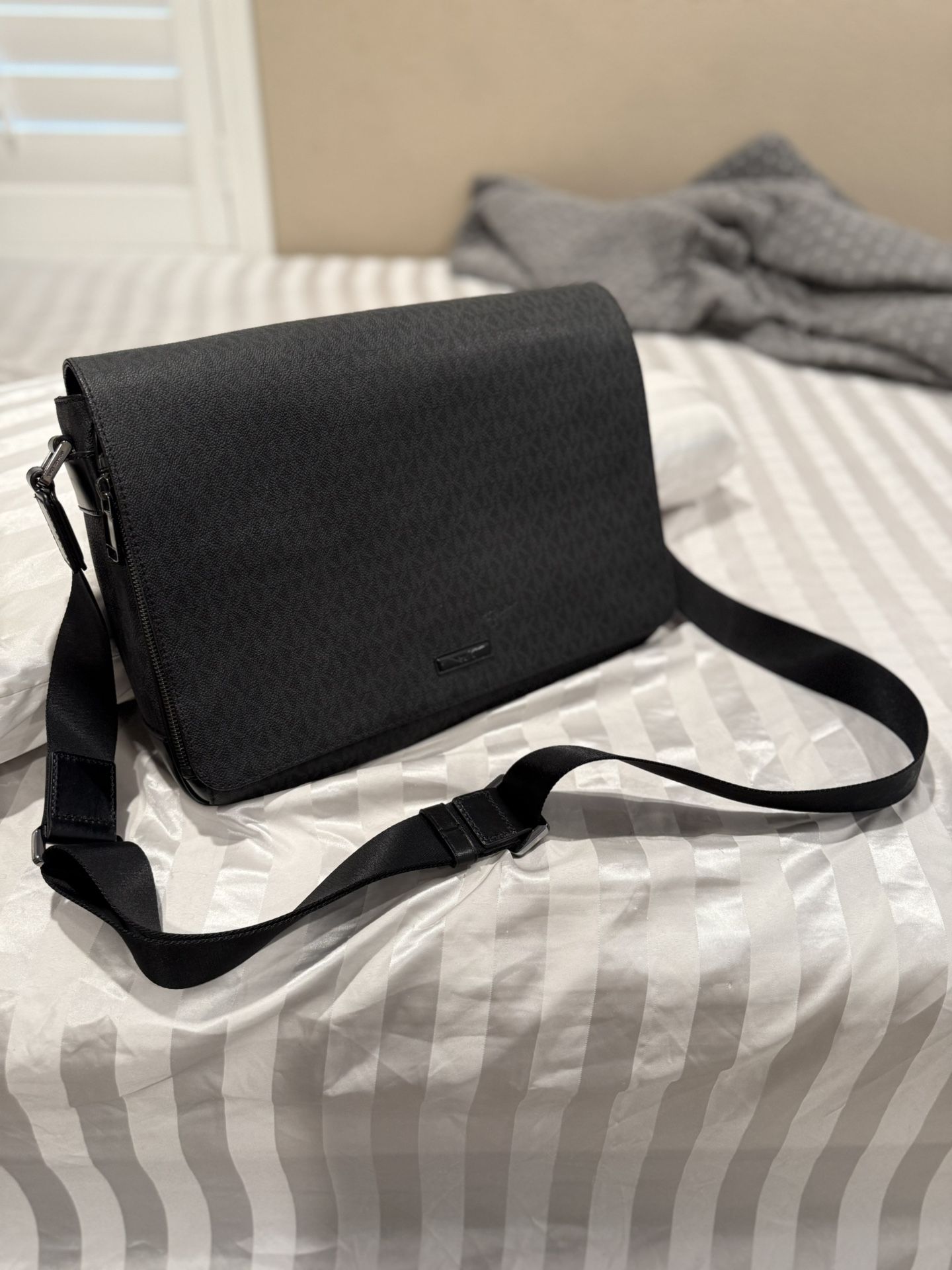 Michael Kors Harrison Logo Messenger Bag