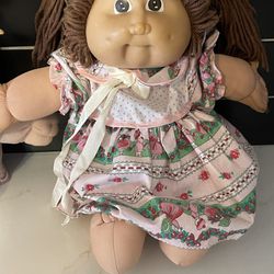 Vintage 1984 Cabbage Patch Kid doll brown hair and eyes signed