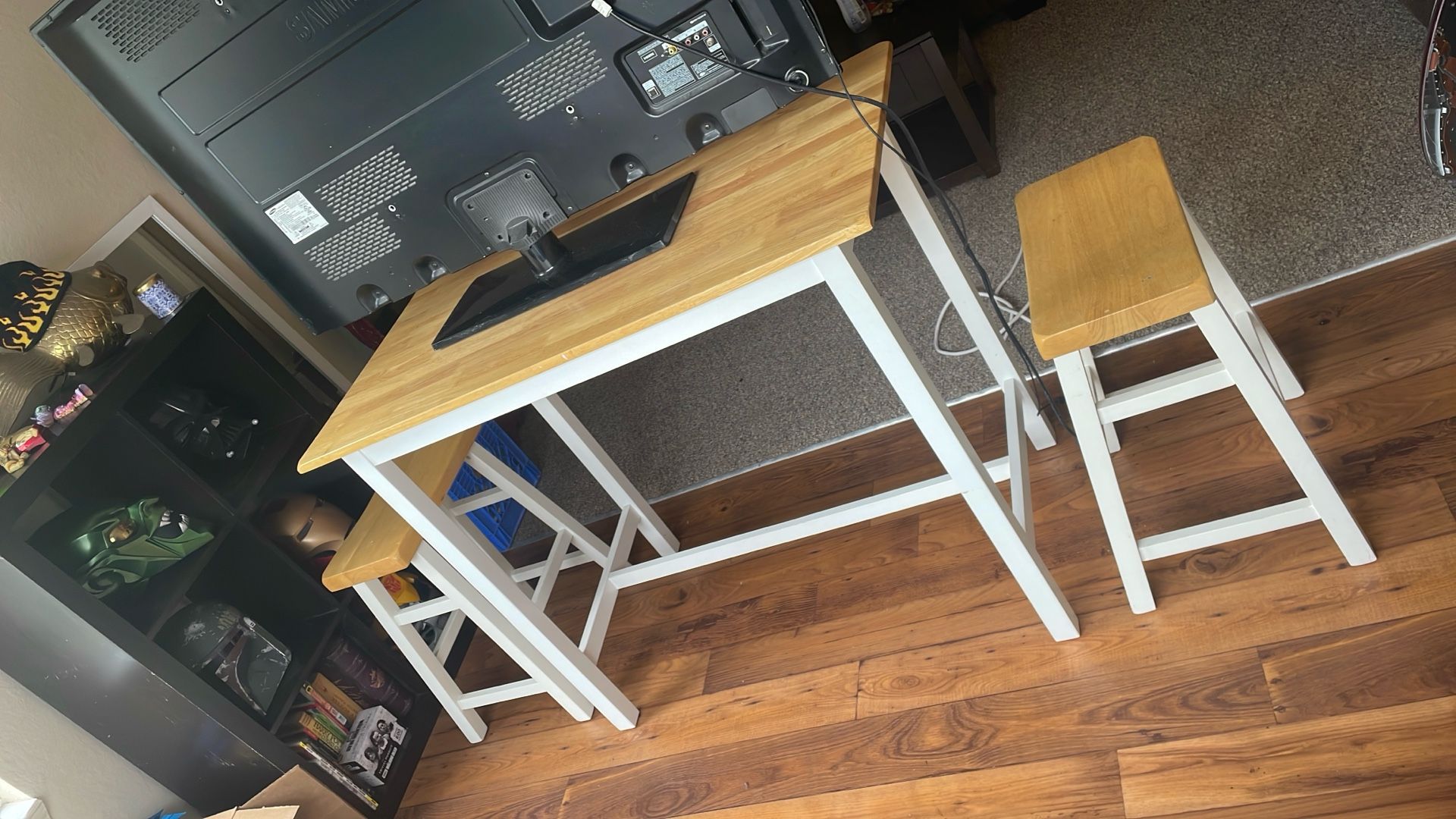 Dinette Table And 2 Stools