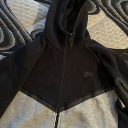 Black and grey Nike tech