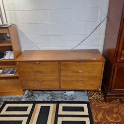 Beautiful 6 Drawer Mid-Century Modern Dresser by Bassett Furniture Industries