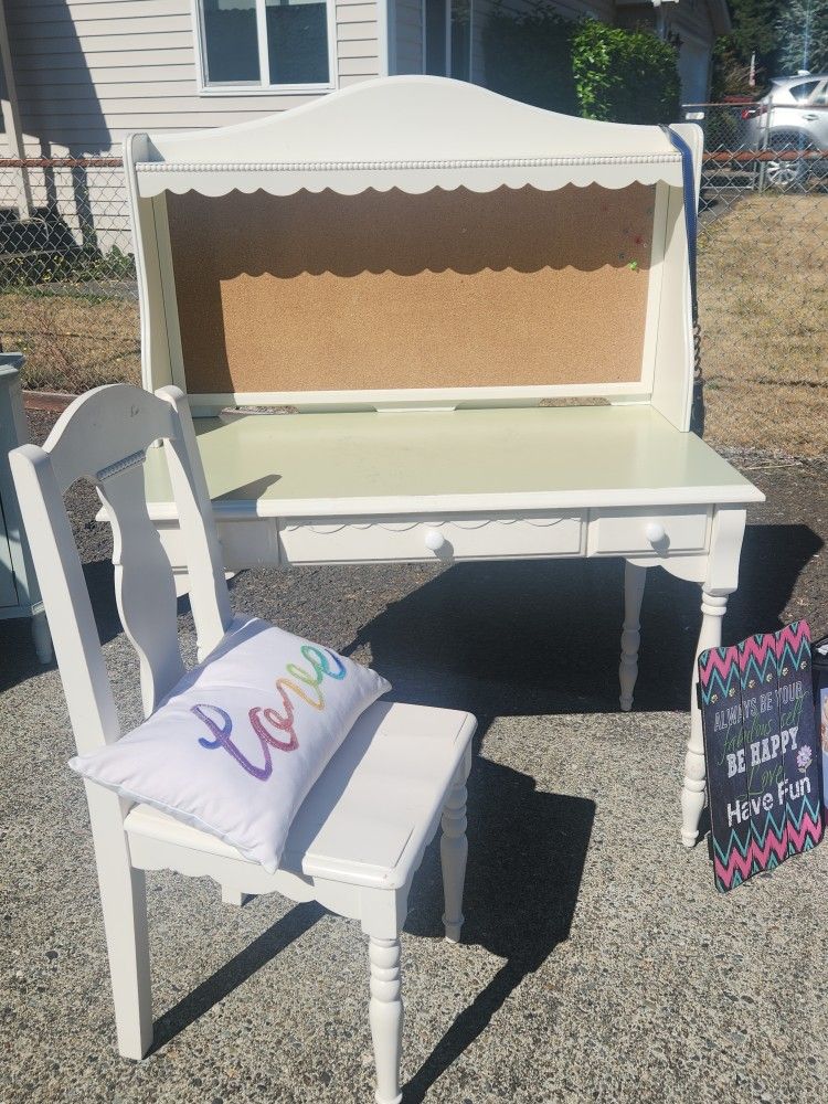 Girls Desk With Hutch