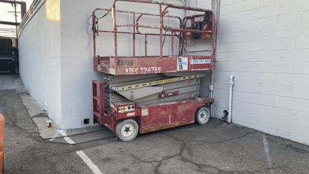 MEC 32’ Scissor Lift. Model: 3247 2008 
