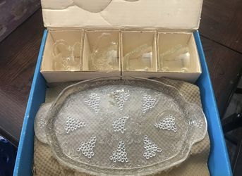 8 Pc Anchor Hocking VINTAGE Grape & Leaf SERVA-SNACK Original Box In good shape. No nicks or chips that I have seen. This is vintage item. May have