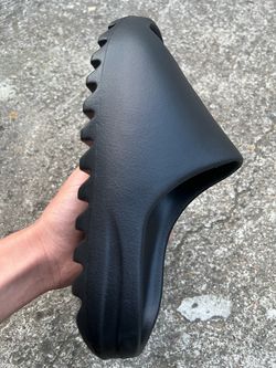 Yzy slides Size 8 and 8.5